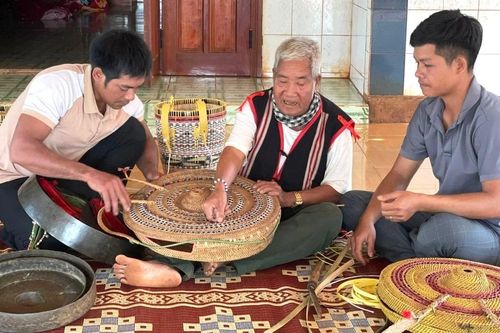 'Đan áo' cho cồng chiêng