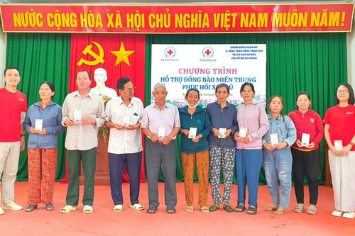 Trao tặng quà cho người dân Gia Lai khó khăn do ảnh hưởng thiên tai