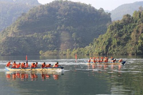 Sôi nổi đua thuyền tại Lễ hội Xòe Chiêng xã Khoen On