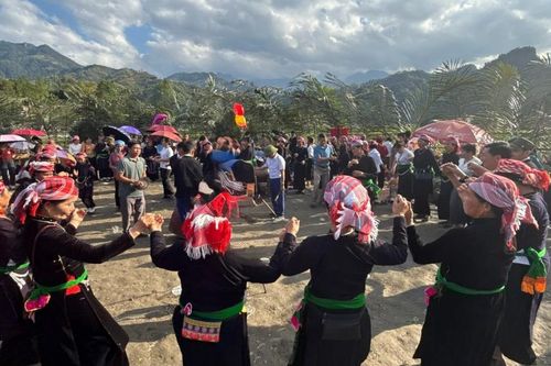 Làng Chút vui hội cầu mùa