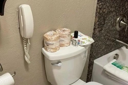Khách sạn hạng sang và chiếc điện thoại trong phòng tắm: Tiện nghi hay di sản lỗi thời?