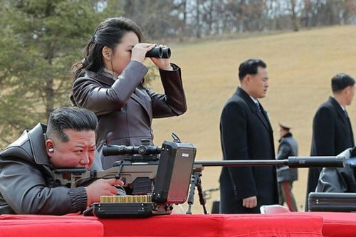 Con gái nhà lãnh đạo Kim Jong-un trực tiếp khai hỏa mẫu súng bắn tỉa mới của Triều Tiên