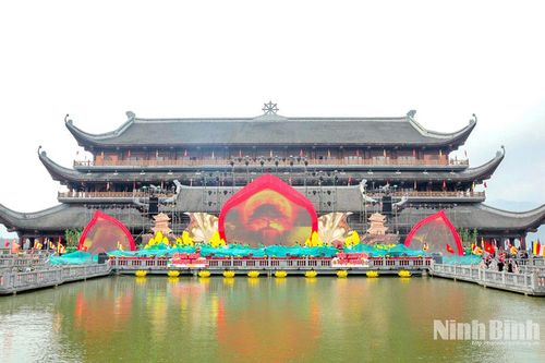 Rạng rỡ 'Bình minh cõi Phật' trong ngày khai hội Xuân Tam Chúc 2026