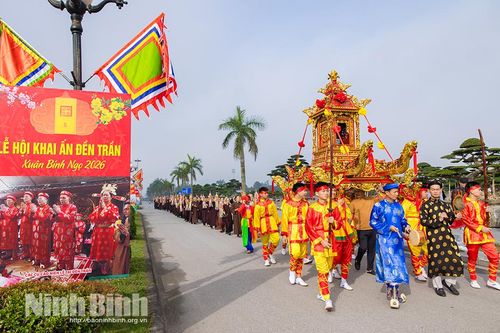 Trang nghiêm nghi lễ rước kiệu Ngọc Lộ và rước Nước, tế Cá tại lễ hội khai ấn Đền Trần Xuân Bính Ngọ 2026