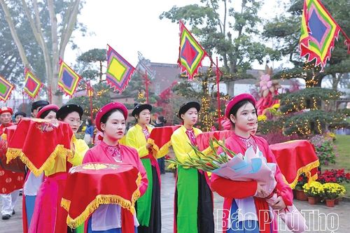 Du Xuân trên quê hương Đất Tổ