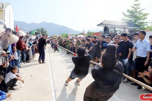 Sôi nổi các trò chơi dân gian tại Lễ hội Dâng hương Đền thờ Hai Bà Trưng