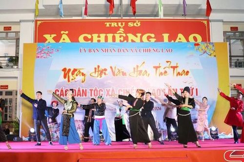 Đêm giao lưu văn nghệ và trình diễn trang phục dân tộc tại xã Chiềng Lao