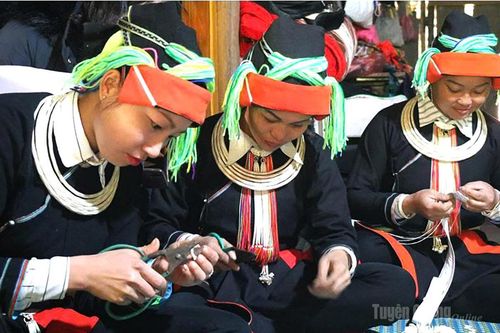 Bảo tồn nghề chạm bạc người Dao ở Cao Bồ