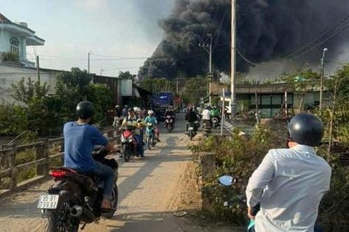 Cháy lớn nhà kho công ty sản xuất nệm ở TP.HCM