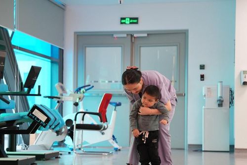 Từ ba tháng sống thực vật đến những bước chân đầu tiên của bé trai 3 tuổi