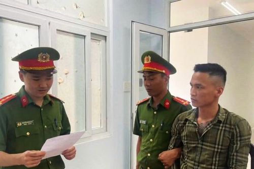 Vận động hai anh em song sinh đang bị truy tìm trở về đầu thú