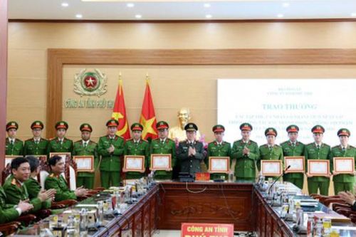 Khen thưởng các tập thể, cá nhân bắt giữ đối tượng xịt hơi cay, dùng dao tấn công phụ nữ