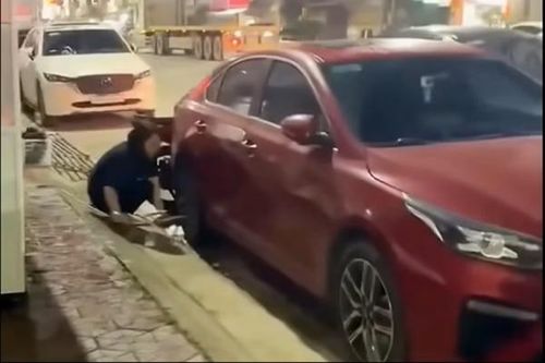 Công an vào cuộc vụ khóa xe máy vào ô tô vì đỗ trước cửa hàng