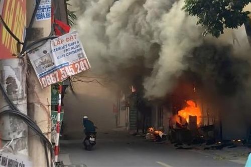 Hà Nội: Cháy lớn do nổ cầu dao điện