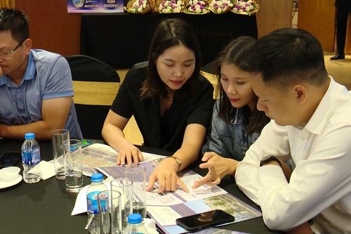 Lãi vay tăng cao, người mua nhà và doanh nghiệp gặp khó