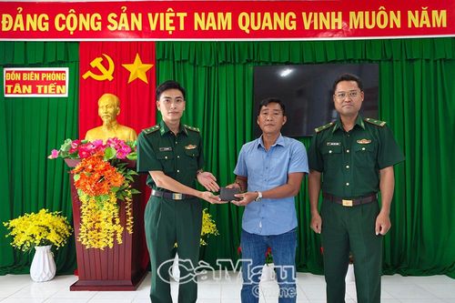 Đồn Biên phòng Tân Tiến trao trả ví cho người đánh rơi