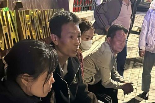 Tài xế bật khóc vì ô tô chở nhiều xe máy bốc cháy tâm sự điều xót xa