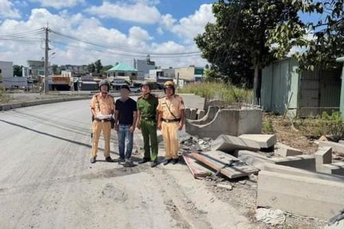 CSGT TPHCM lập biên bản với chủ đầu tư dự án mở rộng đường Hoàng Hữu Nam