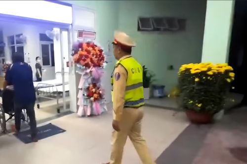 CSGT Đà Nẵng dùng xe đặc chủng chở người phụ nữ đi cấp cứu lúc rạng sáng