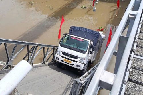Xe tải chở gạo làm sập cầu ở Cần Thơ