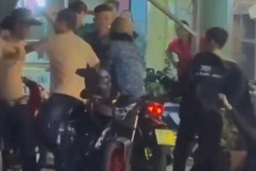 Mâu thuẫn khi mời bia, nhóm thanh niên dùng dao, mũ bảo hiểm đánh nhau