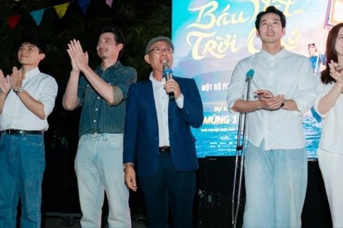 Dàn sao 'Báu Vật Trời Cho' trở lại làng chài, chiếu phim miễn phí cho bà con