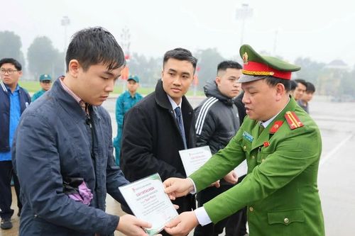 Ba Đình: Ấm áp nghĩa tình trong ngày đón quân nhân xuất ngũ, tiễn thanh niên lên đường nhập ngũ
