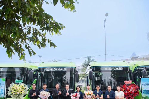 Khai trương 2 tuyến buýt điện kết nối trung tâm Hà Nội – Khu Công nghệ cao Hòa Lạc