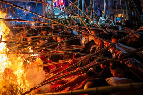 Chen nhau dùng sào lấy lửa đầu năm
