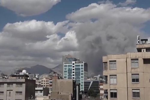 Khói đen bao phủ Tehran trong ngày không kích thứ hai