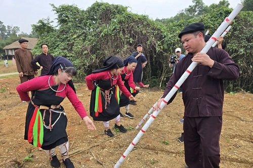 Rộn ràng lễ hội Xuống đồng của đồng bào Cao Lan