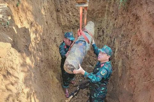 Đào móng xây nhà, phát hiện bom nặng 350kg