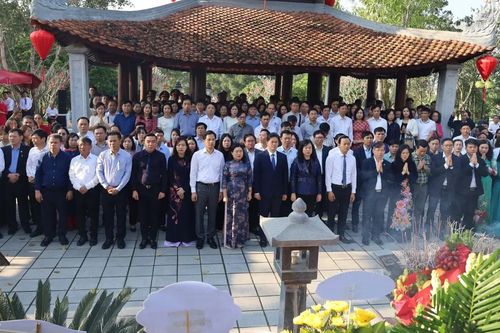 Bộ trưởng Bộ Y tế dâng hương tưởng niệm 235 năm ngày mất Đại danh y Hải Thượng Lãn Ông