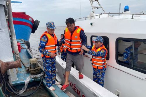 Bộ đội Biên phòng tỉnh Ninh Bình kịp thời cứu 2 thuyền viên trong vụ va chạm tàu trên biển