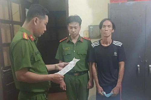 Cầm kéo xông vào tiệm làm móng cướp dây chuyền