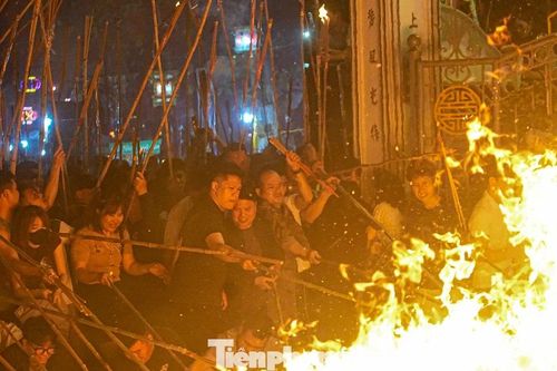 Hàng nghìn người đổ về đình Văn Nội rước lửa thiêng về nhà lúc nửa đêm
