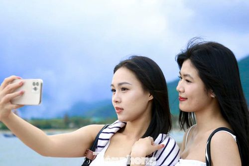 Giới trẻ đổ về tọa độ 'sống ảo' mới dưới chân đèo Hải Vân