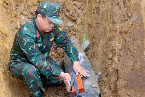 Quả bom 'khủng' còn nguyên kíp nổ nằm dưới móng nhà dân
