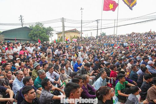 Biển người đổ về sông Đáy xem các đô vật