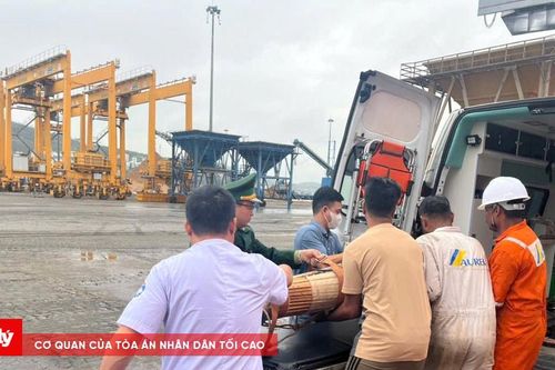 Biên phòng kịp thời hỗ trợ 2 thuyền viên nước ngoài gặp sự cố tại cảng Cái Lân