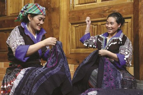 Người Mông bền bỉ gìn giữ nghề thêu, may trang phục truyền thống