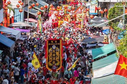 Hàng nghìn người chiêm bái Quan Thánh Đế Quân trên đường TPHCM