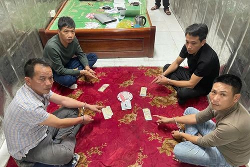 Bắt quả tang 4 đối tượng đánh chắn ăn tiền trong container tại Cụm công nghiệp