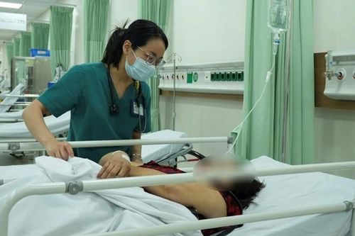 17 người nhập viện cấp cứu sau khi ăn bánh mì