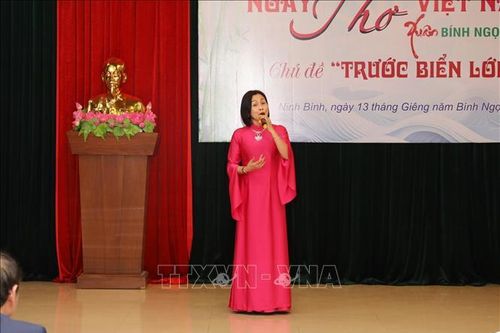 Thơ ca 'Trước biển lớn' của đất nước