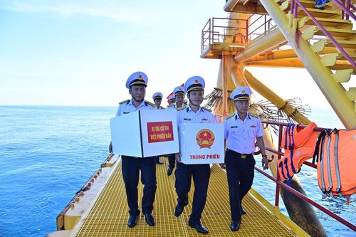 Những lá phiếu đầu tiên của cử tri đi bầu cử Quốc hội khóa XVI nơi đầu sóng