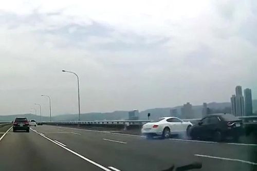 Vượt xe bất cẩn, Bentley lãnh cú tông mạnh trên cao tốc