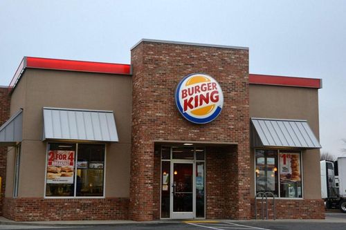 Burger King thử nghiệm tai nghe AI để theo dõi và hỗ trợ nhân viên