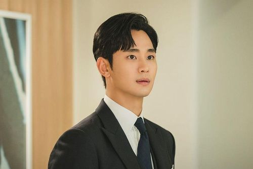 Kim Soo Hyun chuẩn bị tái xuất sau 1 năm vướng ồn ào?