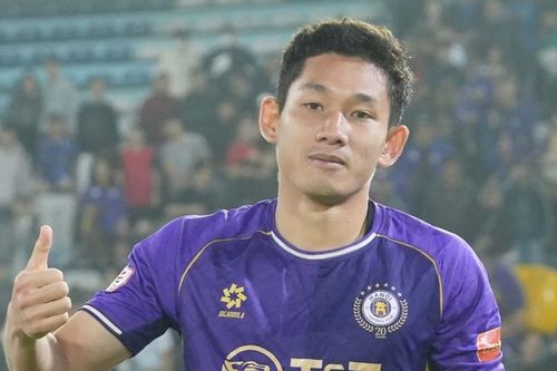 Cầu thủ Hà Nội FC bị đuổi theo cách không tin được